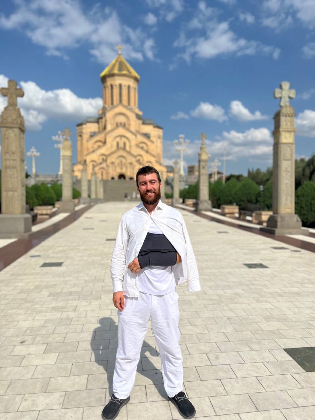 Сергей у Троицкого собора в Тбилиси